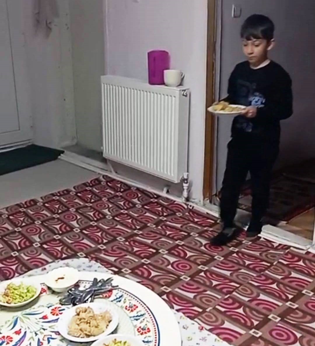 Altıntaş’ta öğrenciler evlerinde aileleriyle birlikte iftar sofrası kurdu
