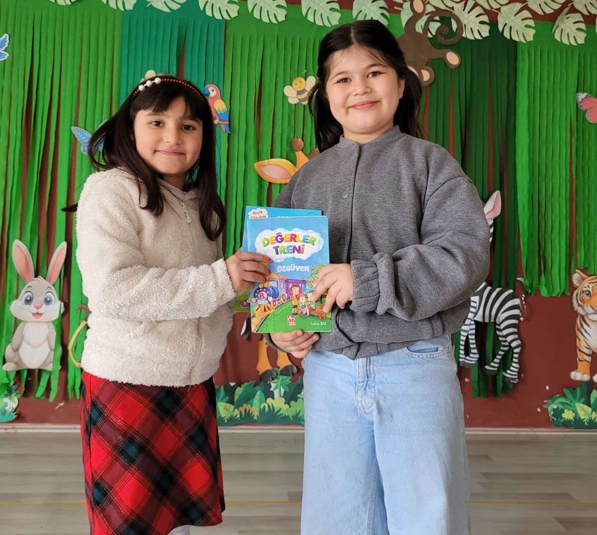Altıntaş’ta "Okuyan Nesil" projesinde anlamlı etkinlik: Öğrenciler kitap hediyeleşti
