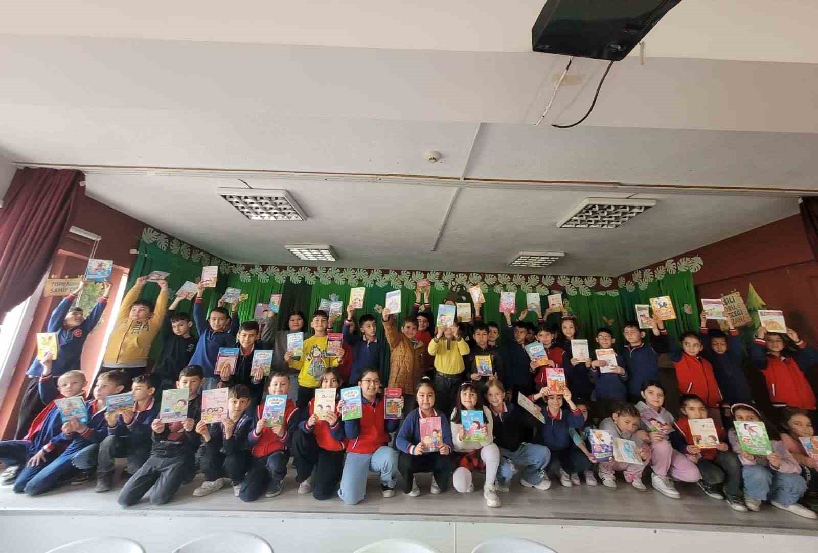 Altıntaş’ta "Okuyan Nesil" projesinde anlamlı etkinlik: Öğrenciler kitap hediyeleşti
