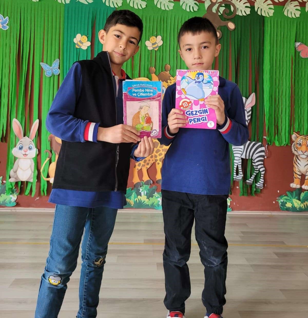 Altıntaş’ta "Okuyan Nesil" projesinde anlamlı etkinlik: Öğrenciler kitap hediyeleşti
