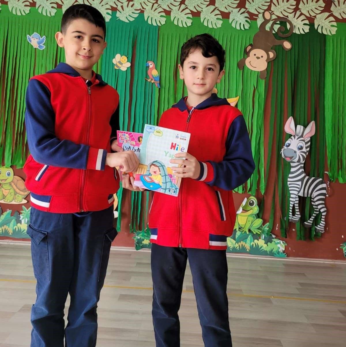 Altıntaş’ta "Okuyan Nesil" projesinde anlamlı etkinlik: Öğrenciler kitap hediyeleşti
