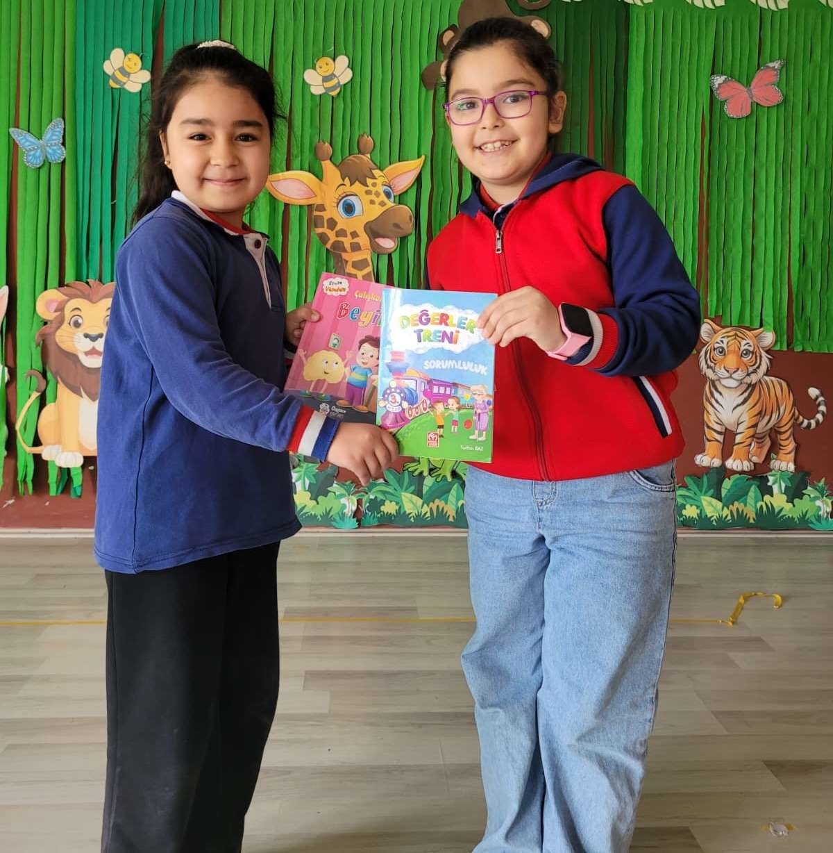 Altıntaş’ta "Okuyan Nesil" projesinde anlamlı etkinlik: Öğrenciler kitap hediyeleşti
