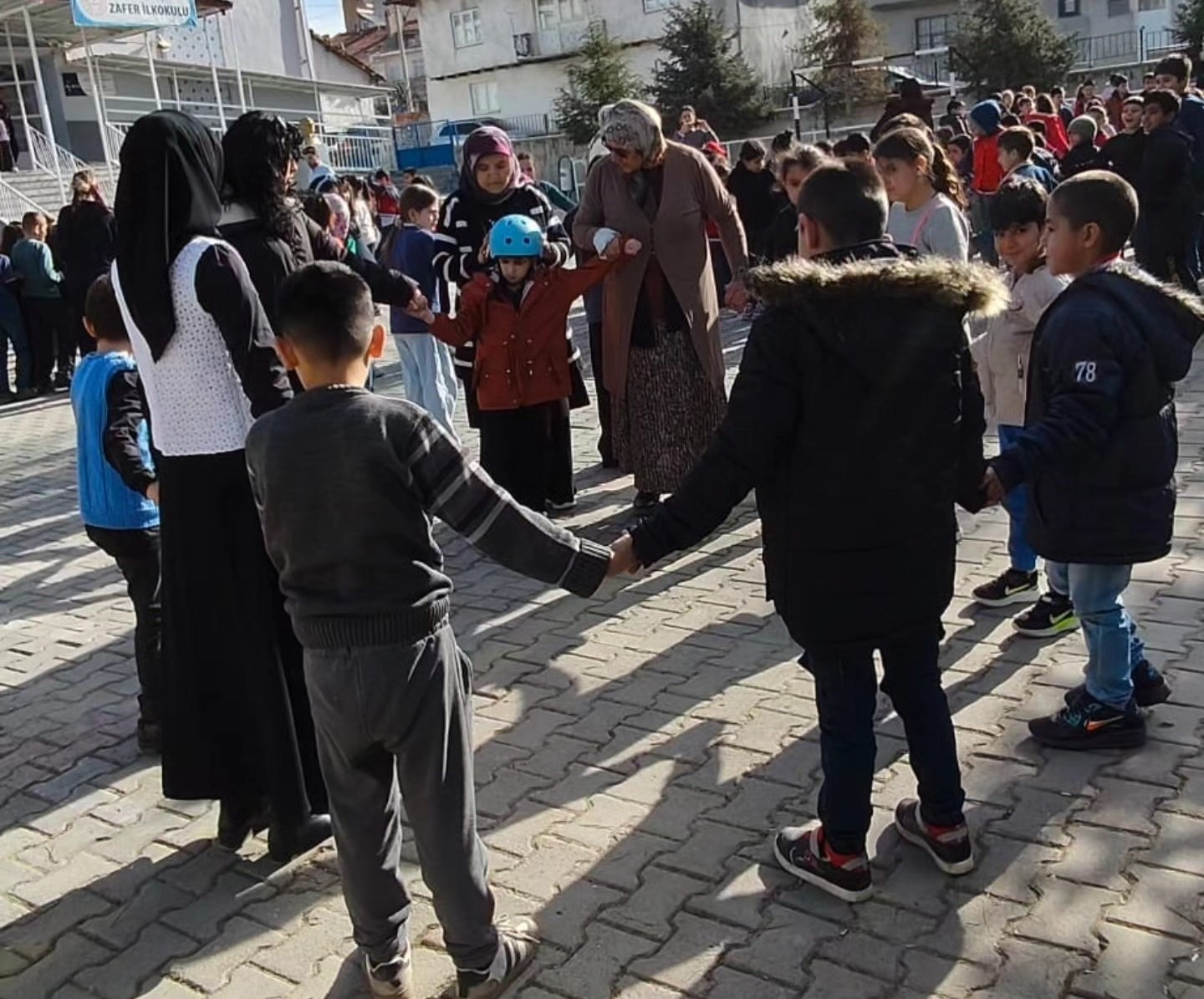 Altıntaş’ta Zafer İlkokulunda deprem tatbikatı
