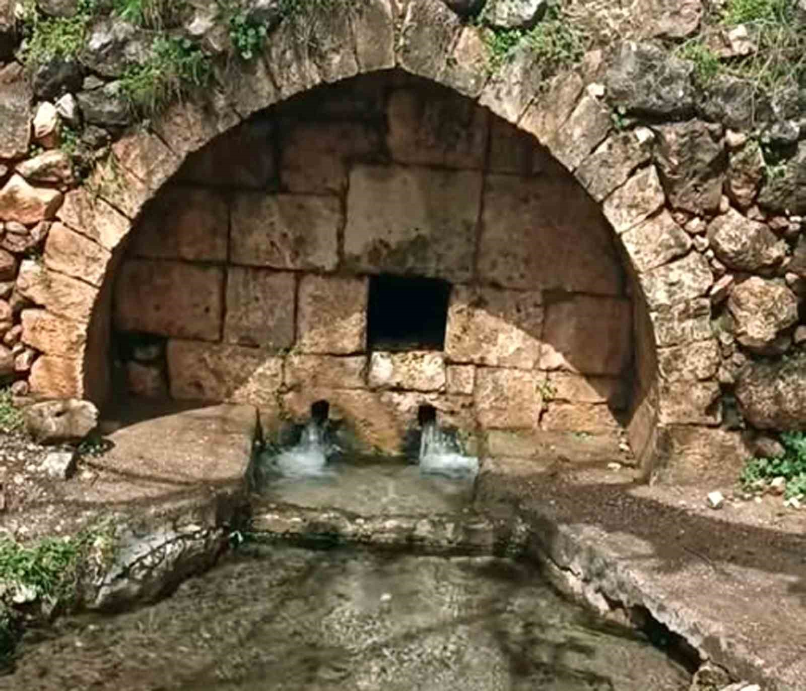 Altun: "Araban’daki tarihi çeşmelerimiz yok olmadan kurtarılmayı bekliyor"
Altun: "Araban’daki tarihi çeşmelerimiz yok olmadan kurtarılmayı bekliyor"