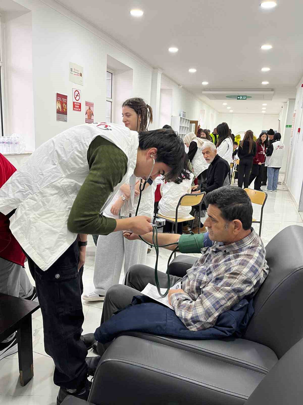 Altunhisar’da Sağlık Sokağı Projesi yoğun ilgi gördü
