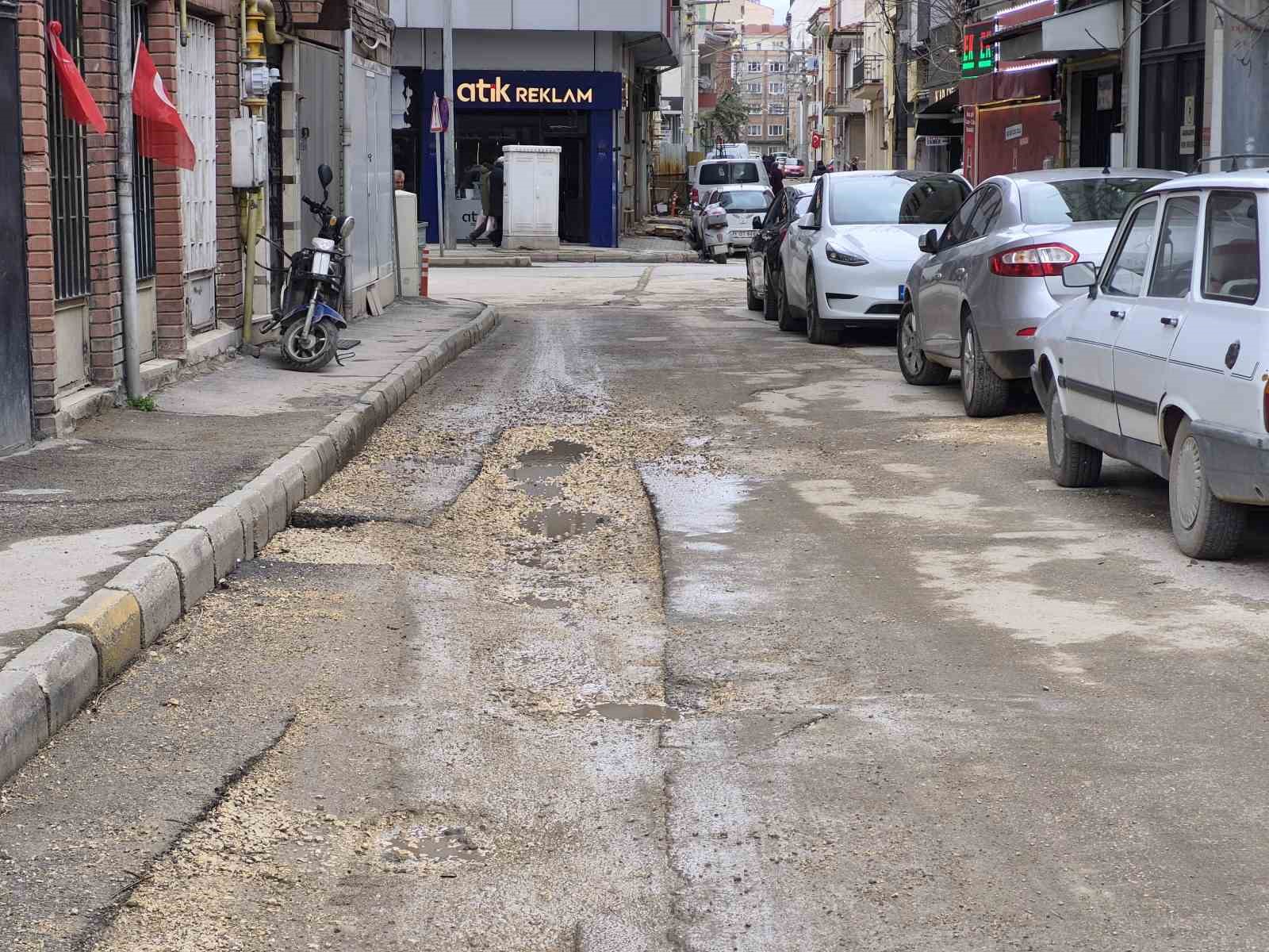 Altyapı çalışmaları sırasında bozulan sokağın onarılması bekleniyor
