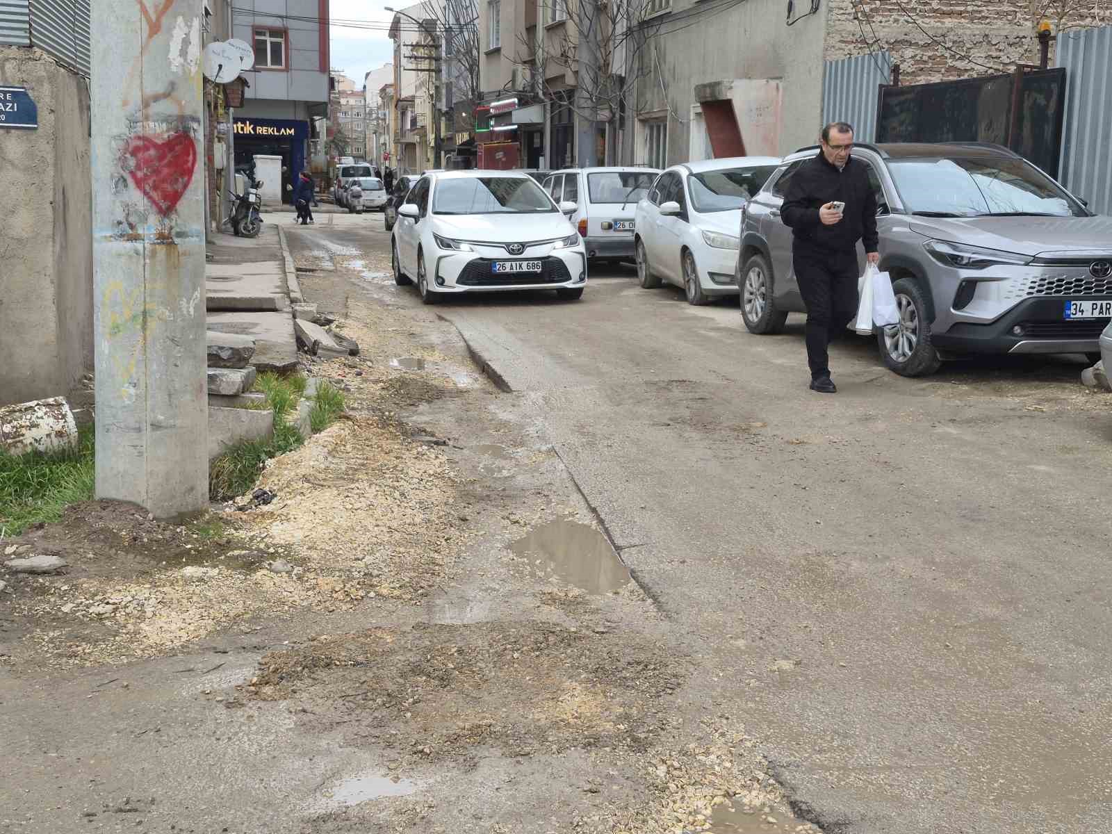 Altyapı çalışmaları sırasında bozulan sokağın onarılması bekleniyor
