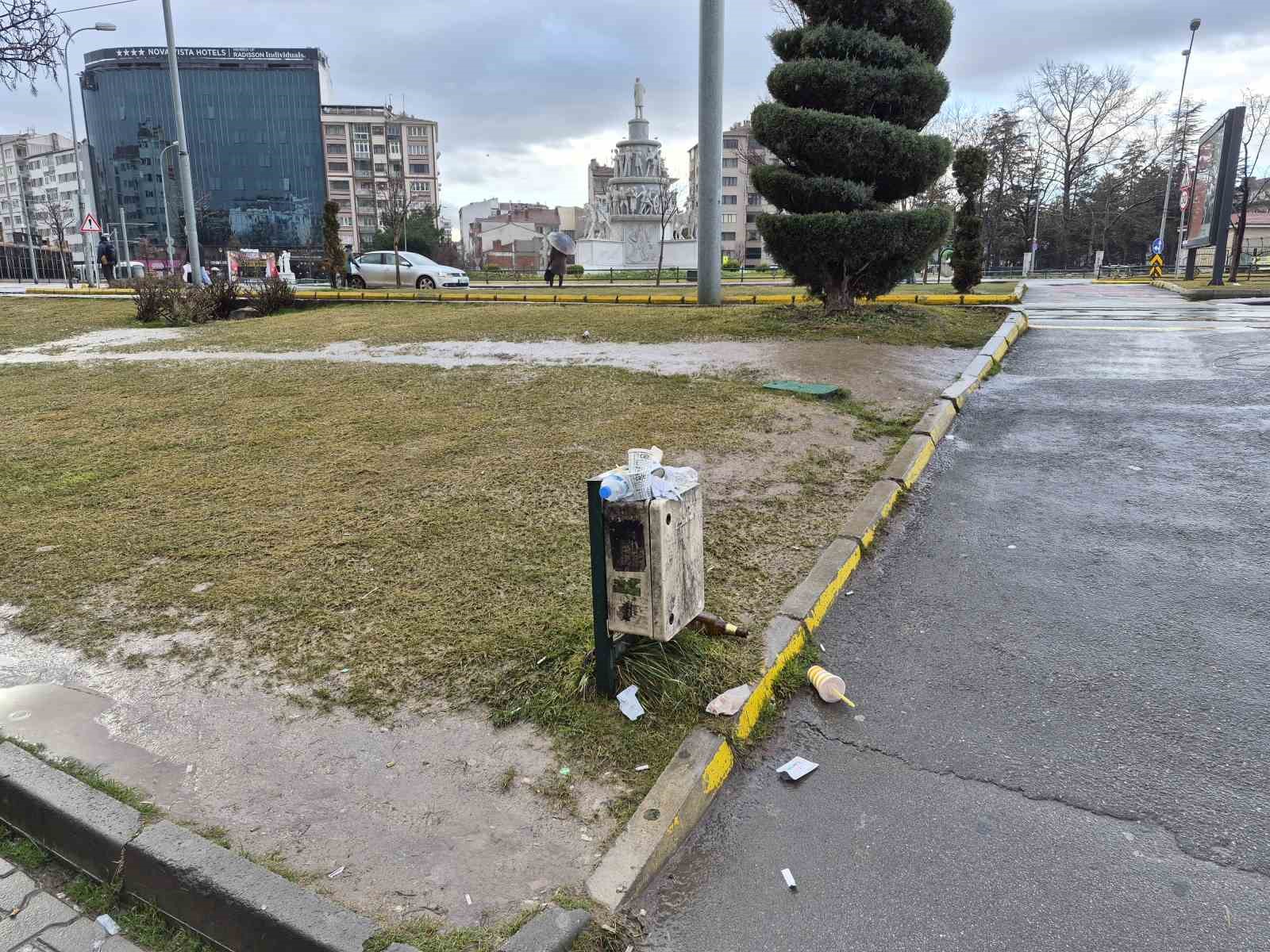 Altyapı panosunu çöp kutusuna çevirdiler
