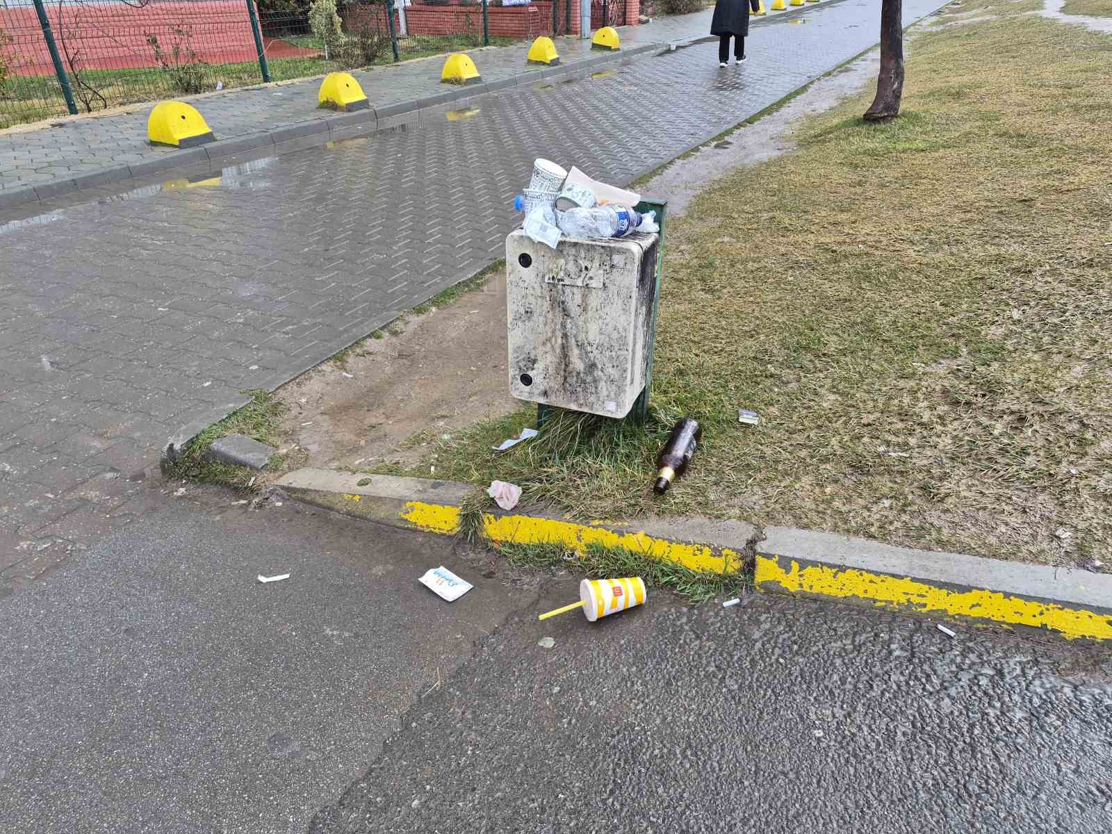 Altyapı panosunu çöp kutusuna çevirdiler
