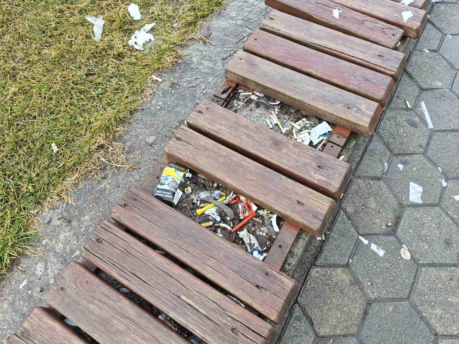 Altyapı panosunu çöp kutusuna çevirdiler
