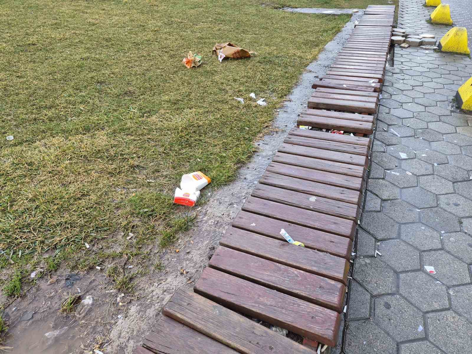 Altyapı panosunu çöp kutusuna çevirdiler
