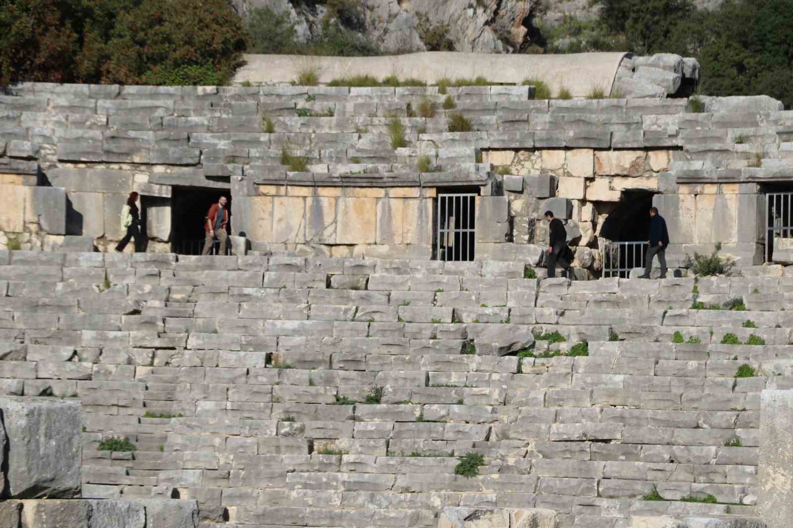Alüvyonlarla örtülü Anadolu’nun Pompei’si Myra’da kazılar özel mülkiyet sınırlarında ilerliyor
