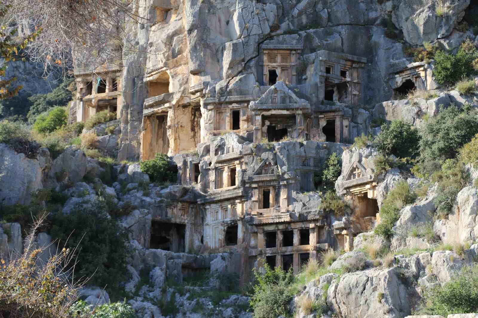 Alüvyonlarla örtülü Anadolu’nun Pompei’si Myra’da kazılar özel mülkiyet sınırlarında ilerliyor
