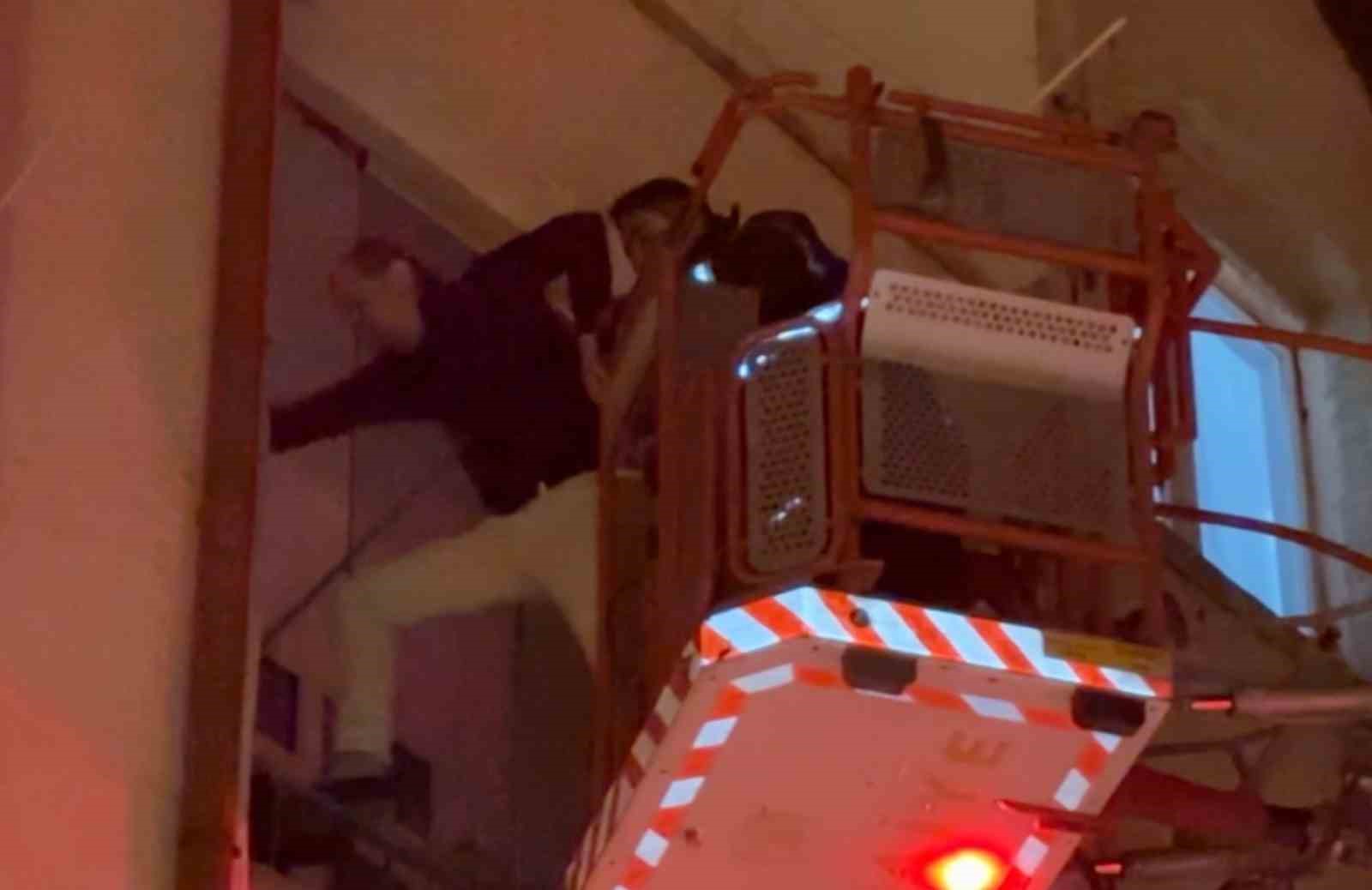 Alzheimer anne oğlunu unuttu, sokakta kalan oğlu için ekipler seferber oldu
