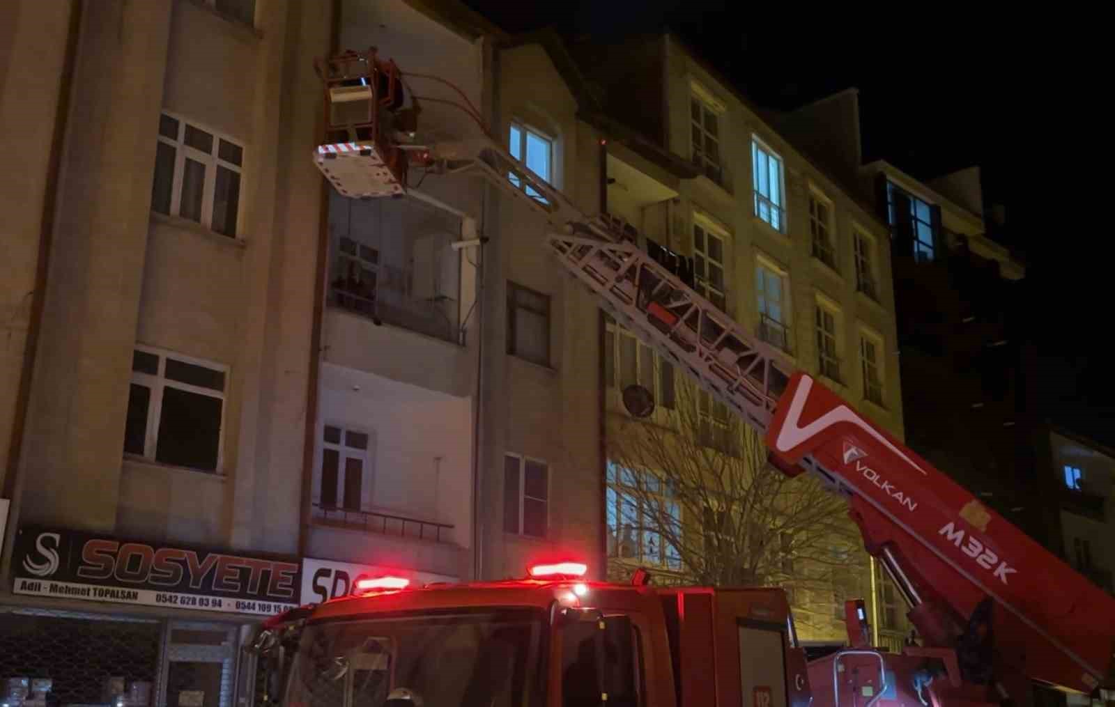 Alzheimer anne oğlunu unuttu, sokakta kalan oğlu için ekipler seferber oldu
