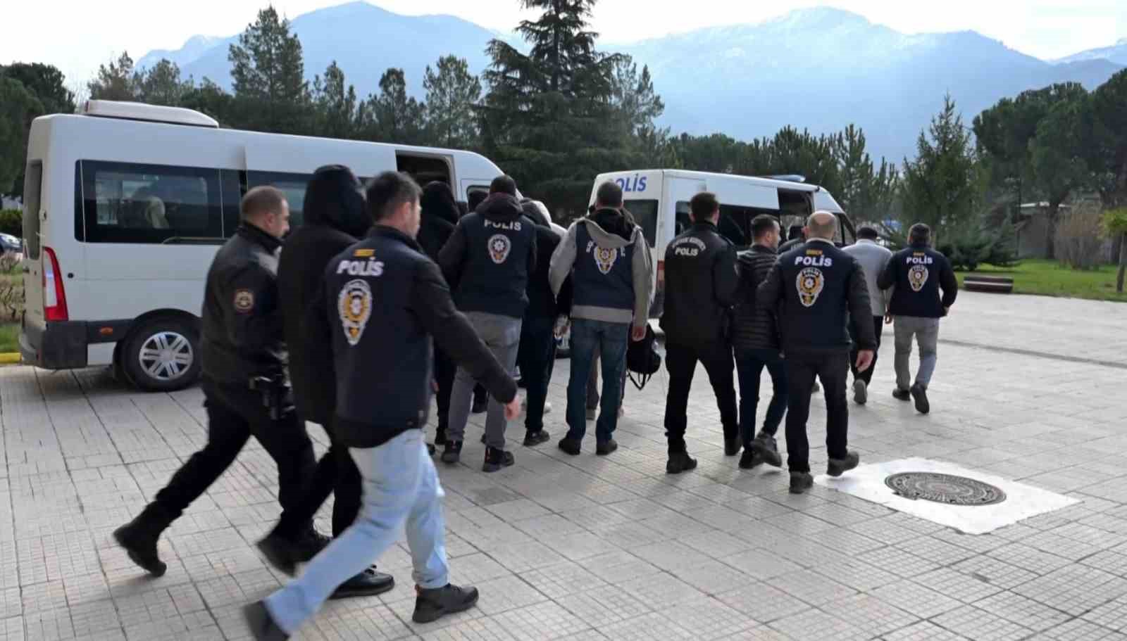 Amasya merkezli 10 ilde yasa dışı bahis operasyonu: 13 tutuklama
Amasya merkezli 10 ilde yasa dışı bahis operasyonu: 13 tutuklama