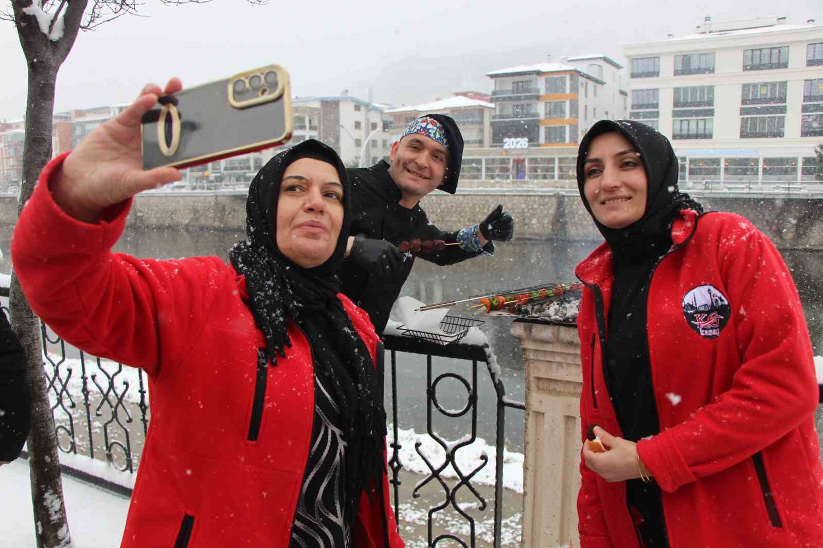 Amasya yeni yıla karla girdi, şehir beyaza büründü
