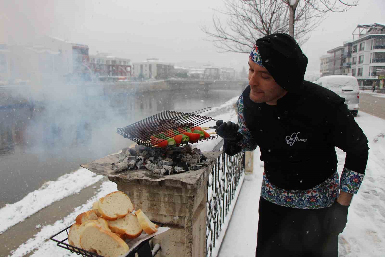 Amasya yeni yıla karla girdi, şehir beyaza büründü
