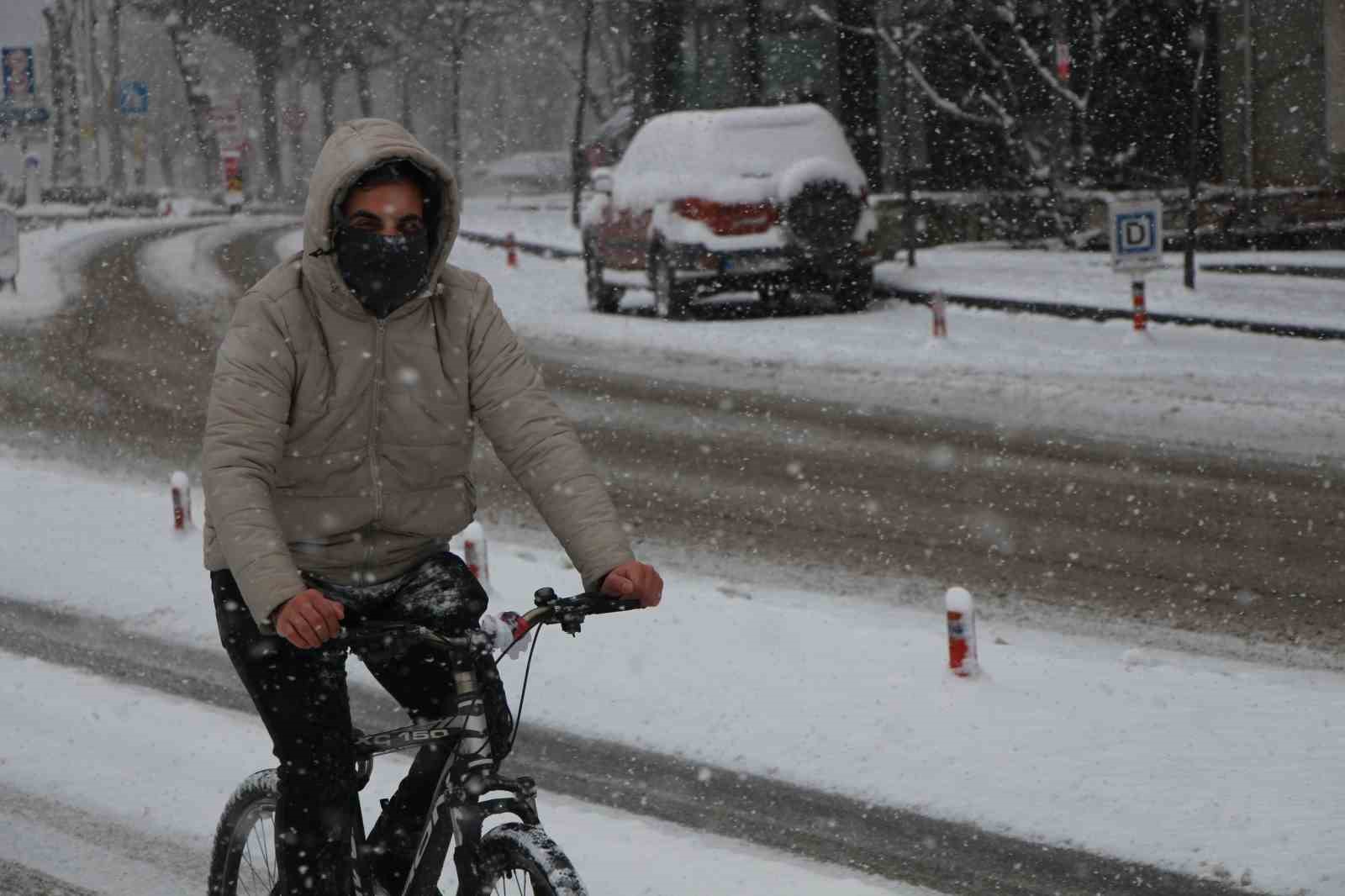 Amasya yeni yıla karla girdi, şehir beyaza büründü
