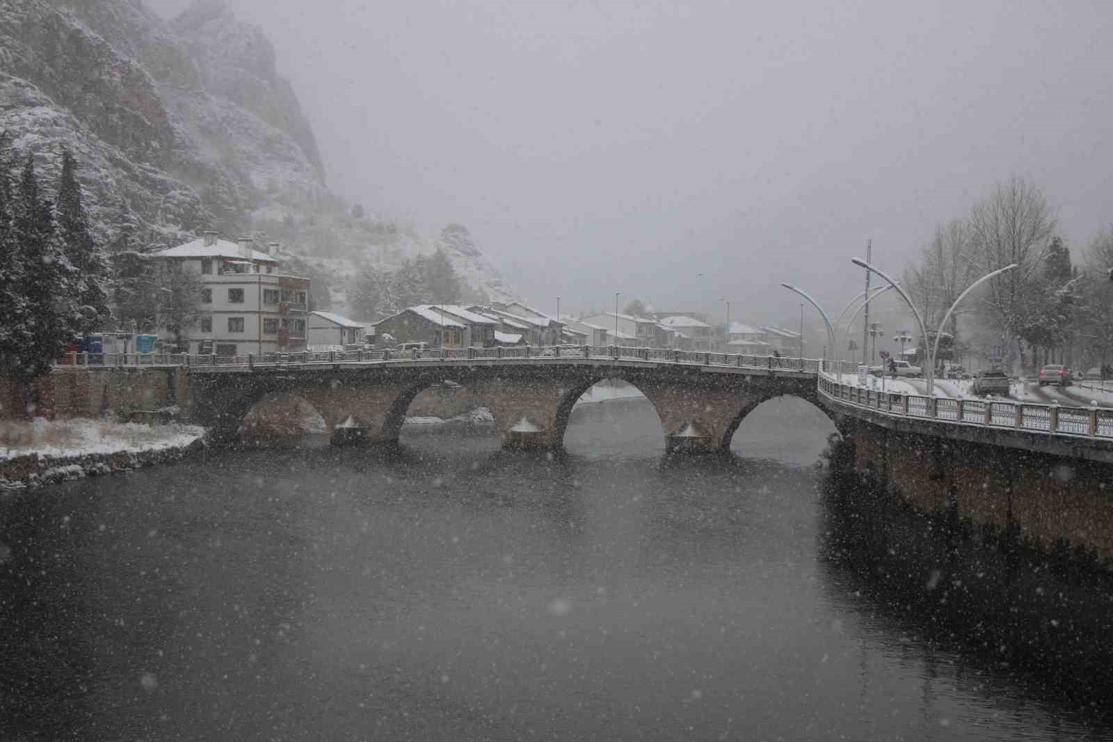 Amasya yeni yıla karla girdi, şehir beyaza büründü

