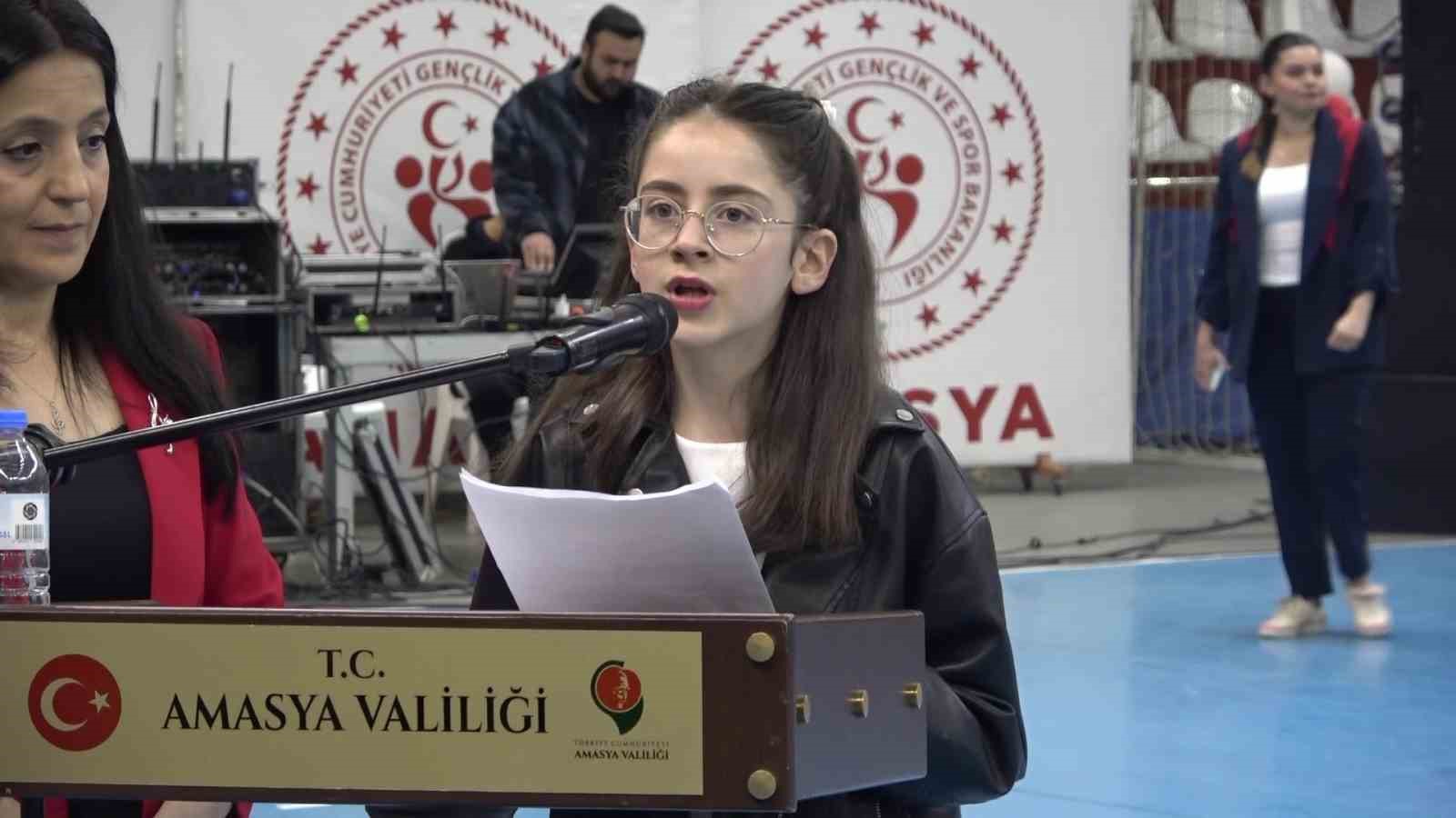 Amasya’da 23 Nisan törenini çocuk sunucu sundu, usta sunucuları aratmadı
