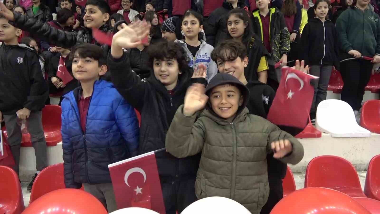 Amasya’da 23 Nisan törenini çocuk sunucu sundu, usta sunucuları aratmadı
