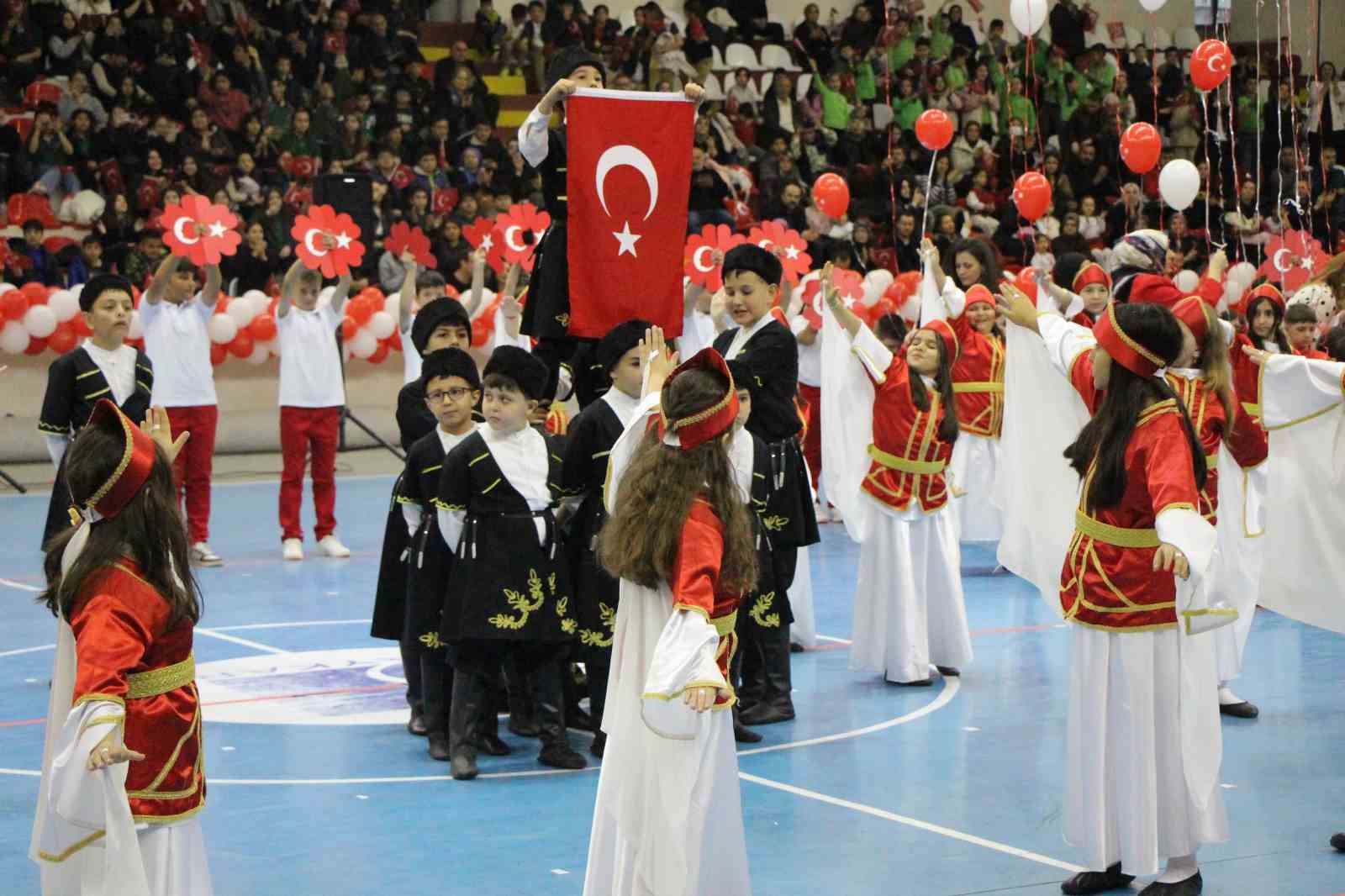 Amasya’da 23 Nisan törenini çocuk sunucu sundu, usta sunucuları aratmadı
