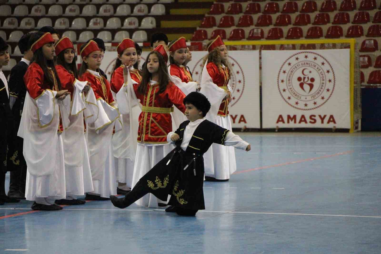 Amasya’da 23 Nisan törenini çocuk sunucu sundu, usta sunucuları aratmadı
