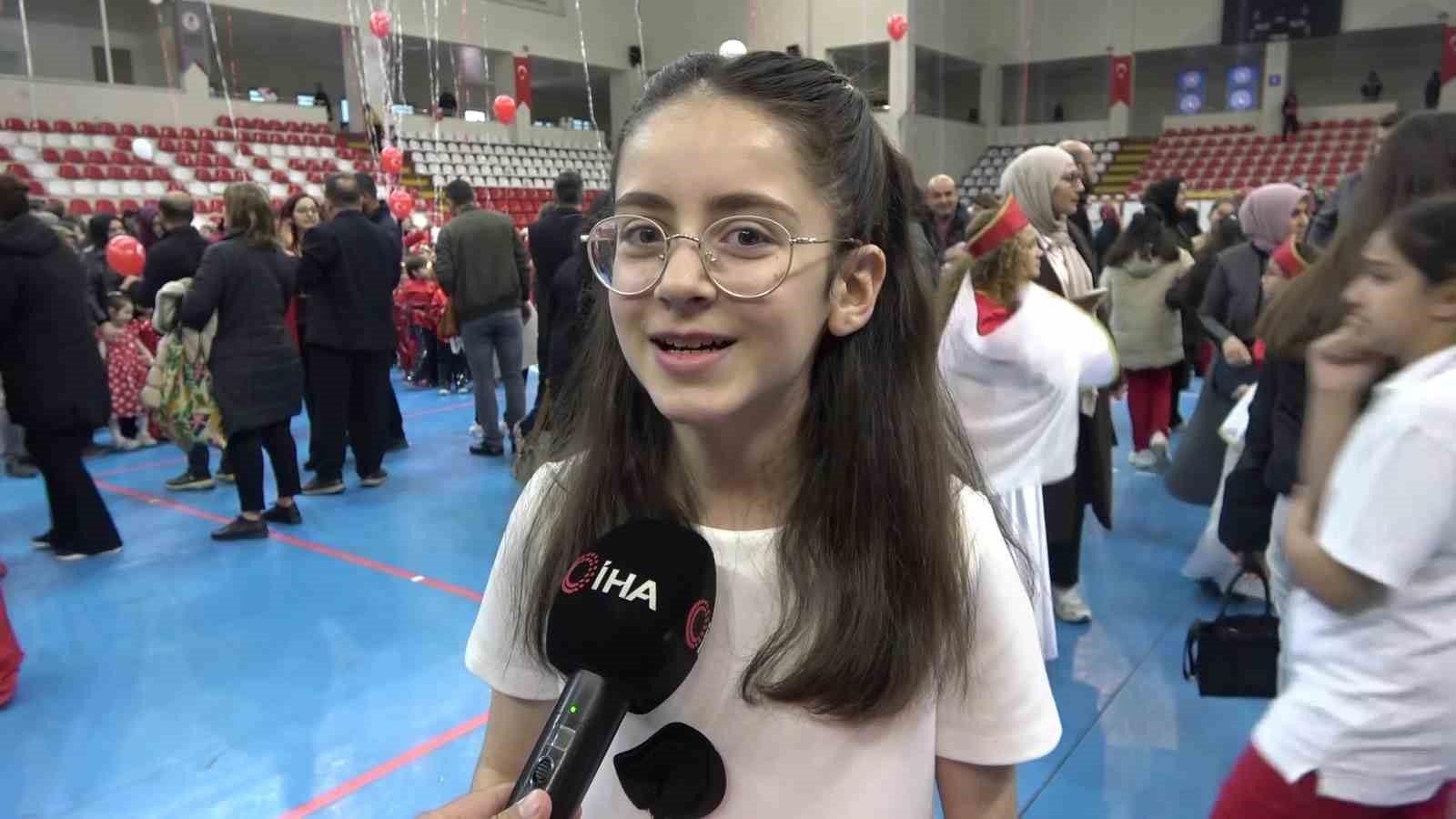 Amasya’da 23 Nisan törenini çocuk sunucu sundu, usta sunucuları aratmadı
