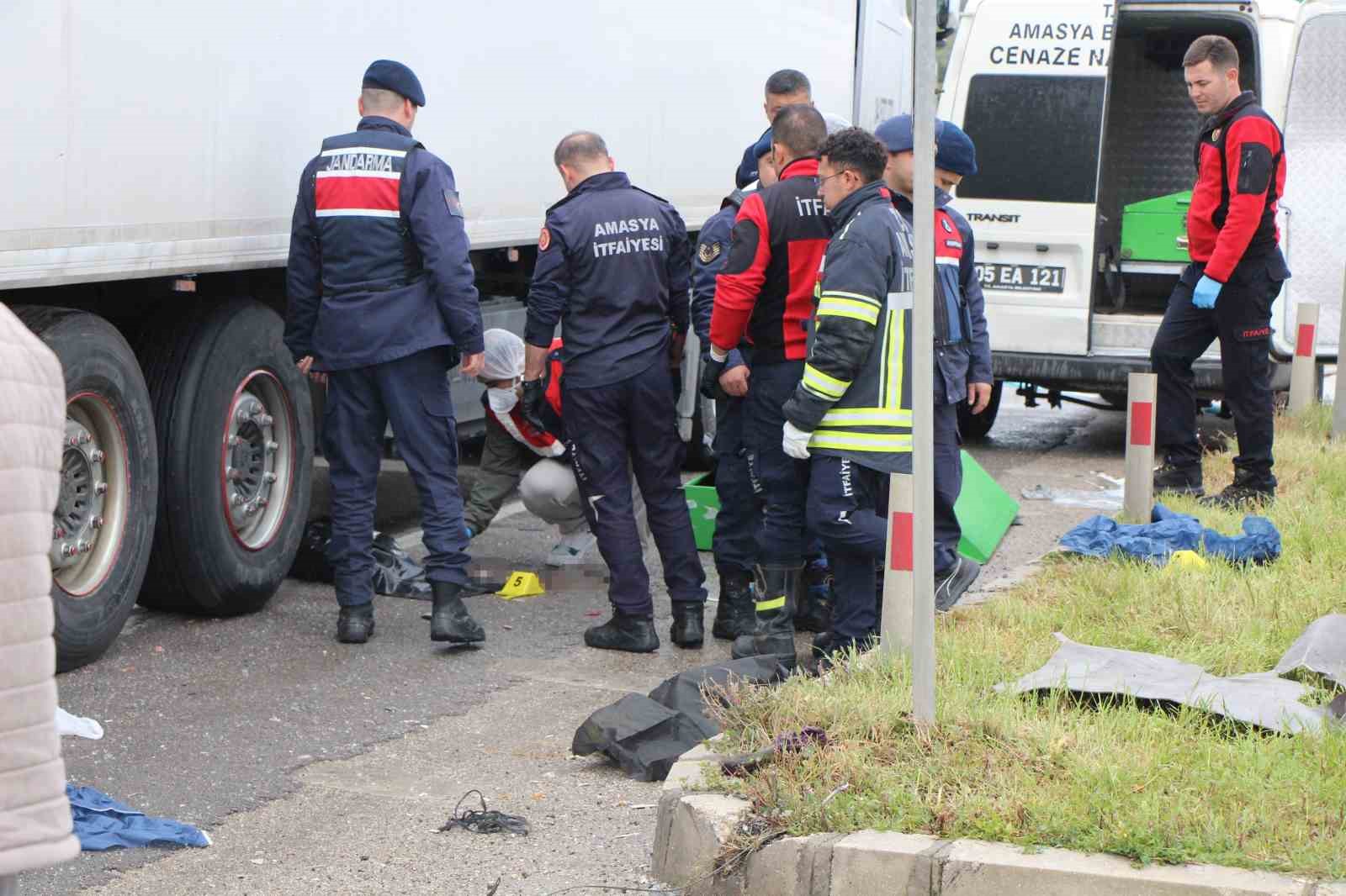 Amasya’da cenaze dönüşü feci kaza kamerada: Otomobilden fırlayan bebek hayatını kaybetti
