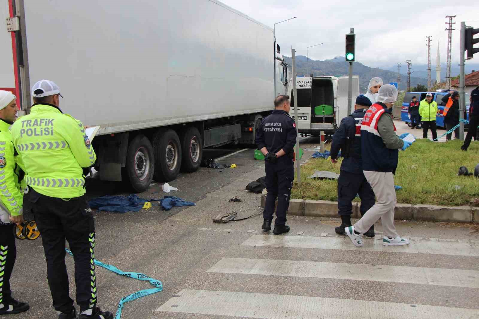 Amasya’da cenaze dönüşü feci kaza kamerada: Otomobilden fırlayan bebek hayatını kaybetti
