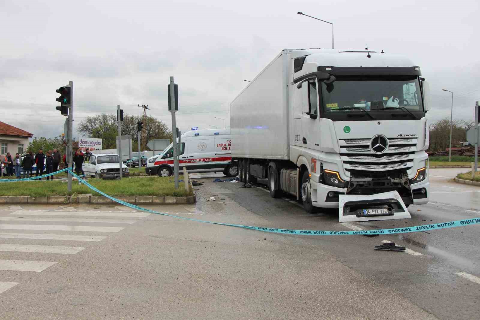 Amasya’da cenaze dönüşü feci kaza kamerada: Otomobilden fırlayan bebek hayatını kaybetti

