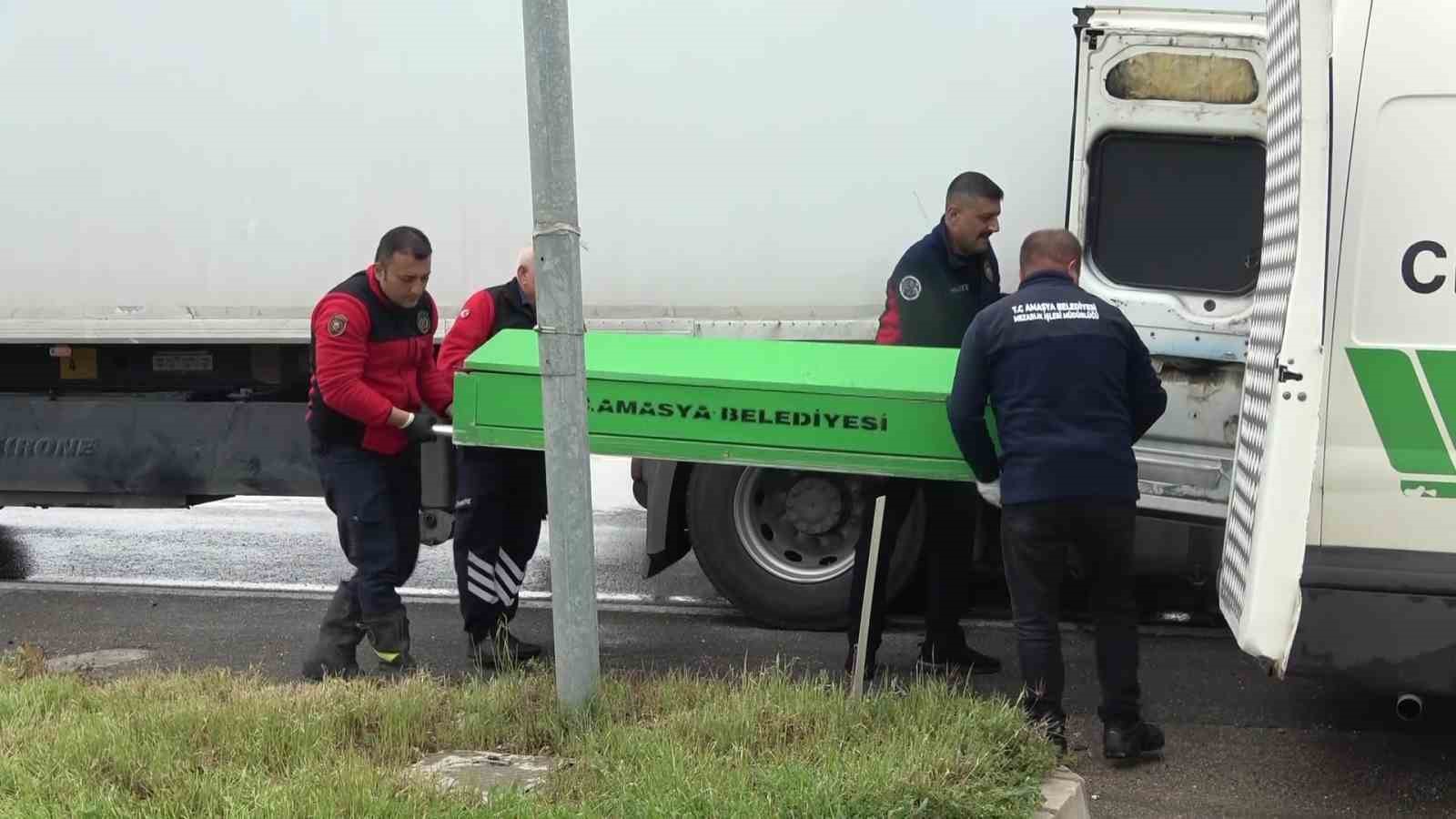 Amasya’da cenaze dönüşü feci kaza kamerada: Otomobilden fırlayan bebek hayatını kaybetti
