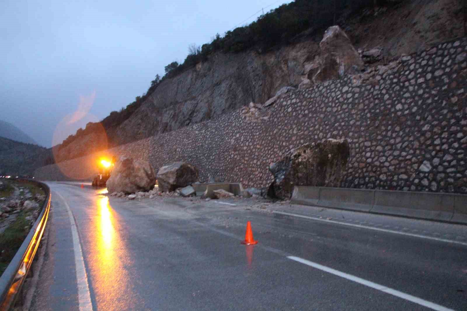 Amasya’da dağdan kopan dev kayalar yola düştü
