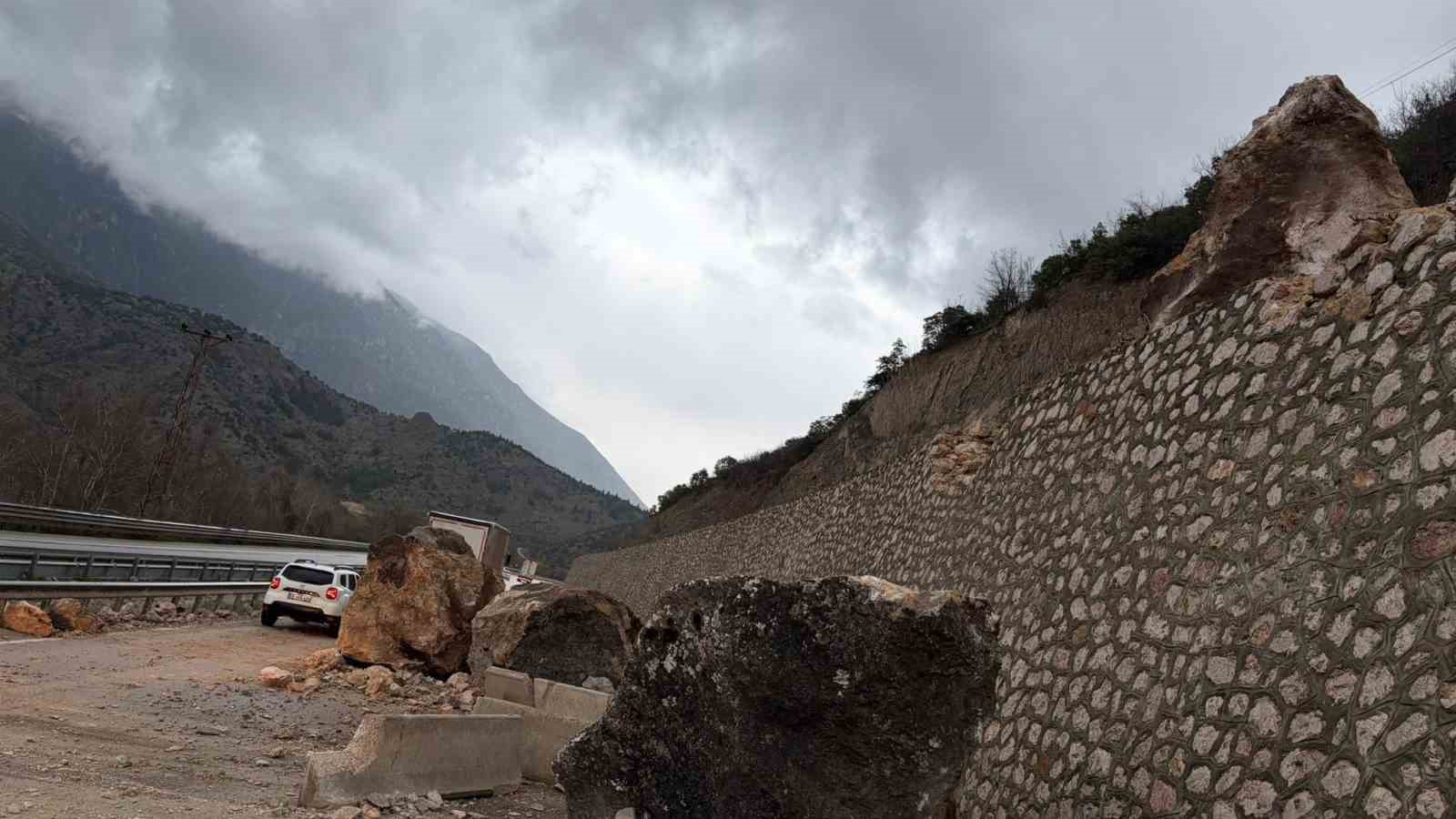 Amasya’da dağdan kopan dev kayalar yola düştü
