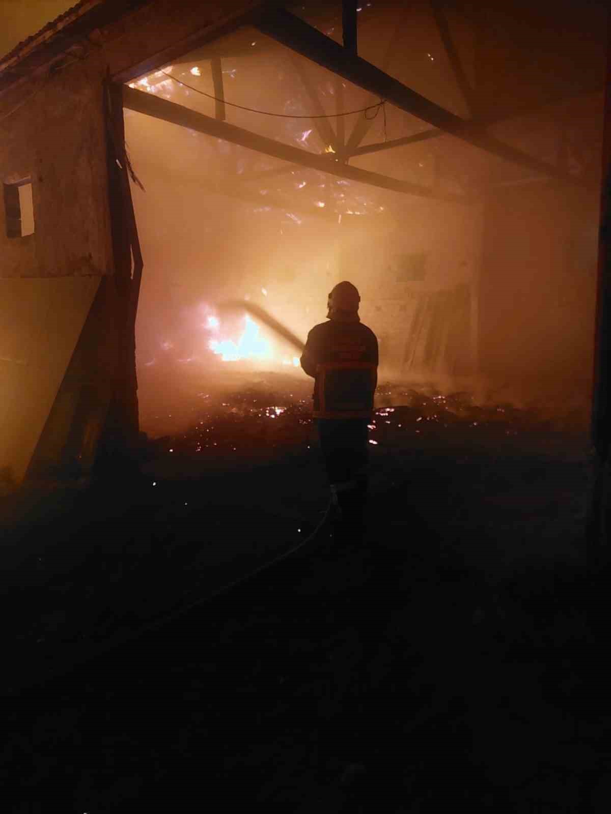 Amasya’da depo yangını: 3 traktör, 1 otomobil ve tarım aletleri zarar gördü
