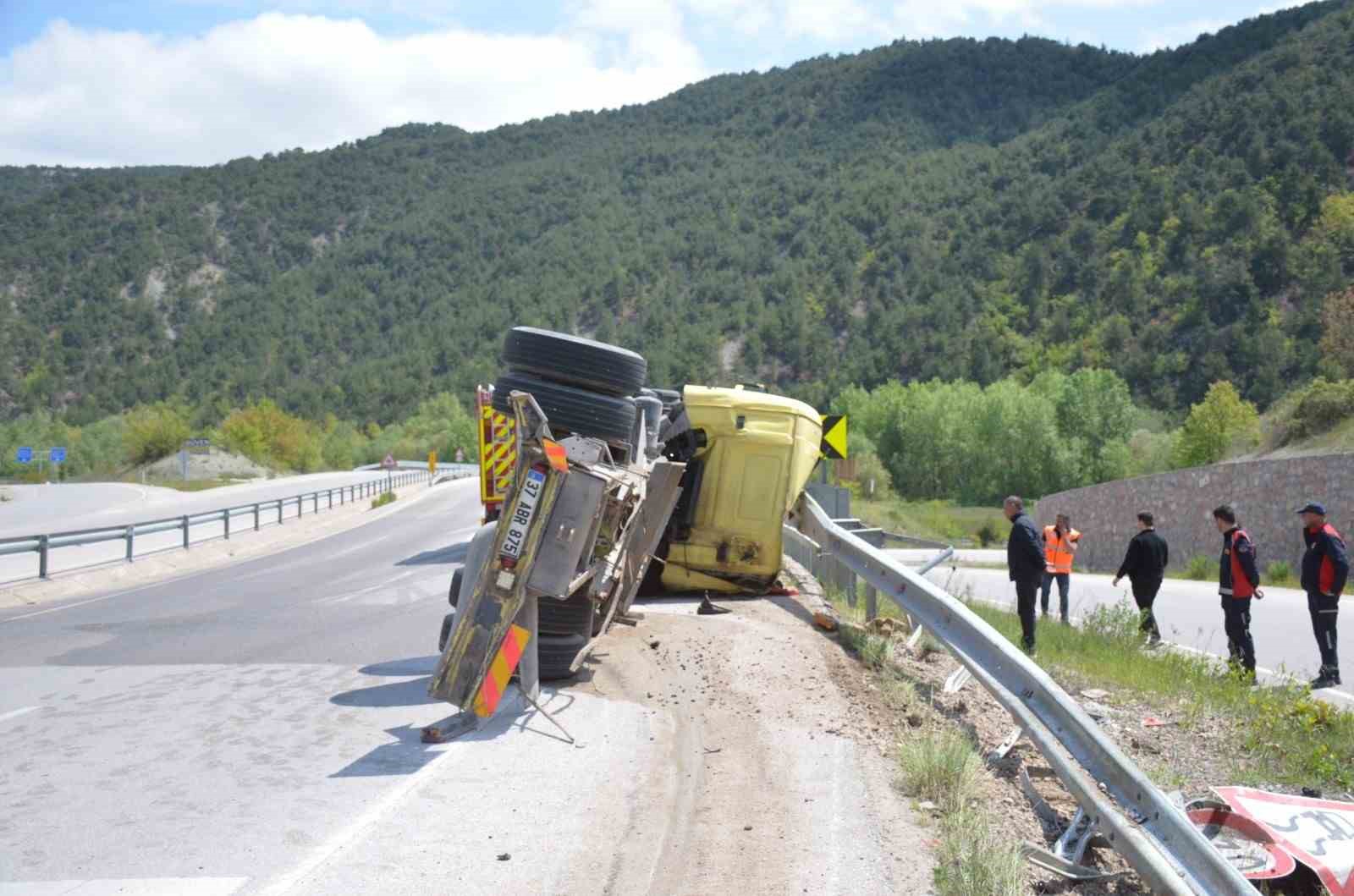 Amasya’da devrilen tırın sürücüsü hayatını kaybetti
