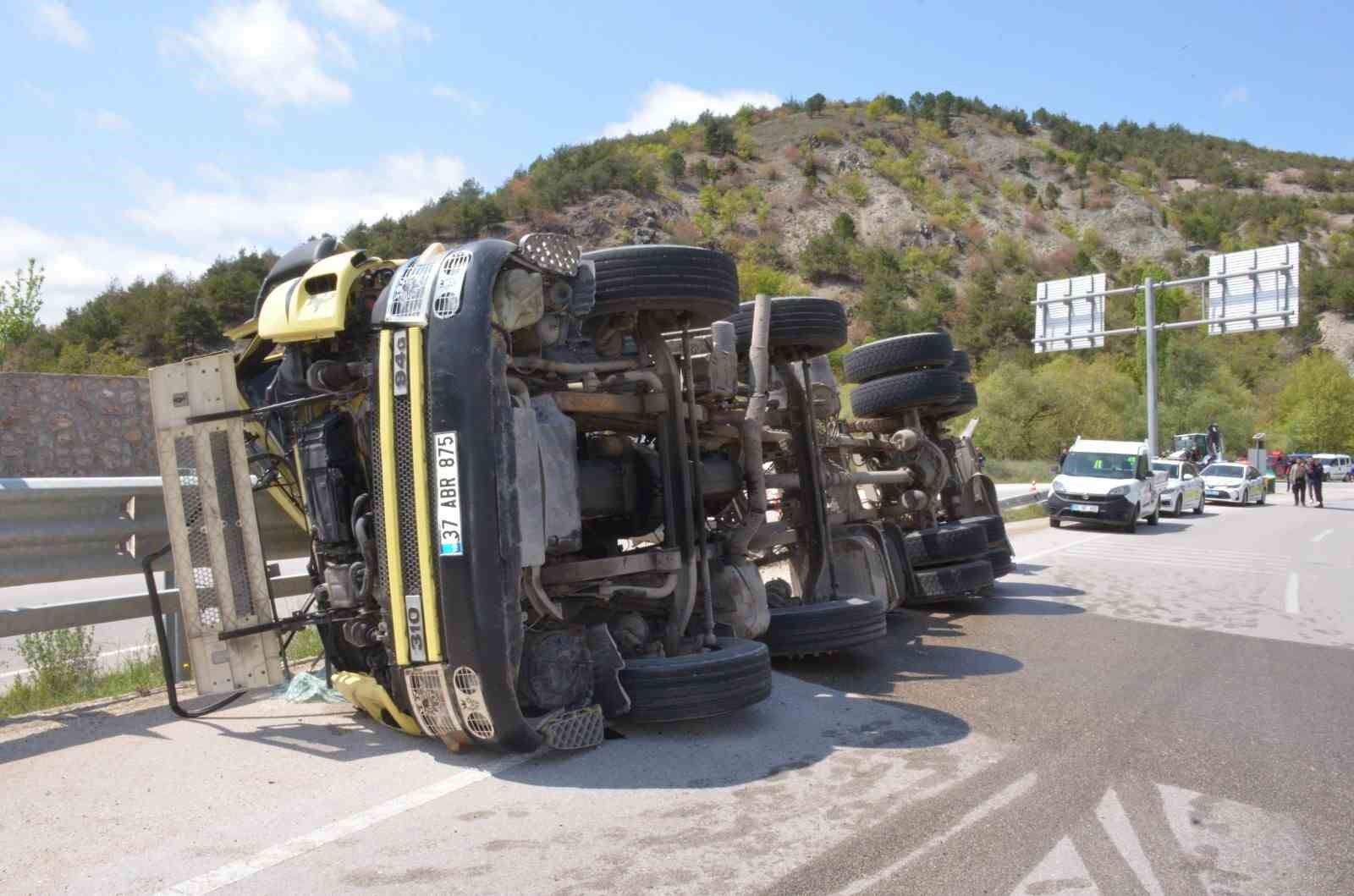 Amasya’da devrilen tırın sürücüsü hayatını kaybetti
