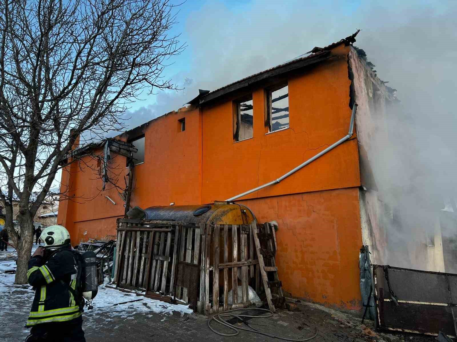 Amasya’da iki katlı ev çıkan yangında kullanılamaz hale geldi
