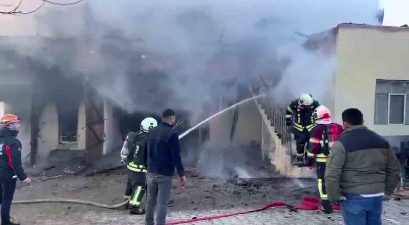 Amasya’da iki katlı ev çıkan yangında kullanılamaz hale geldi
