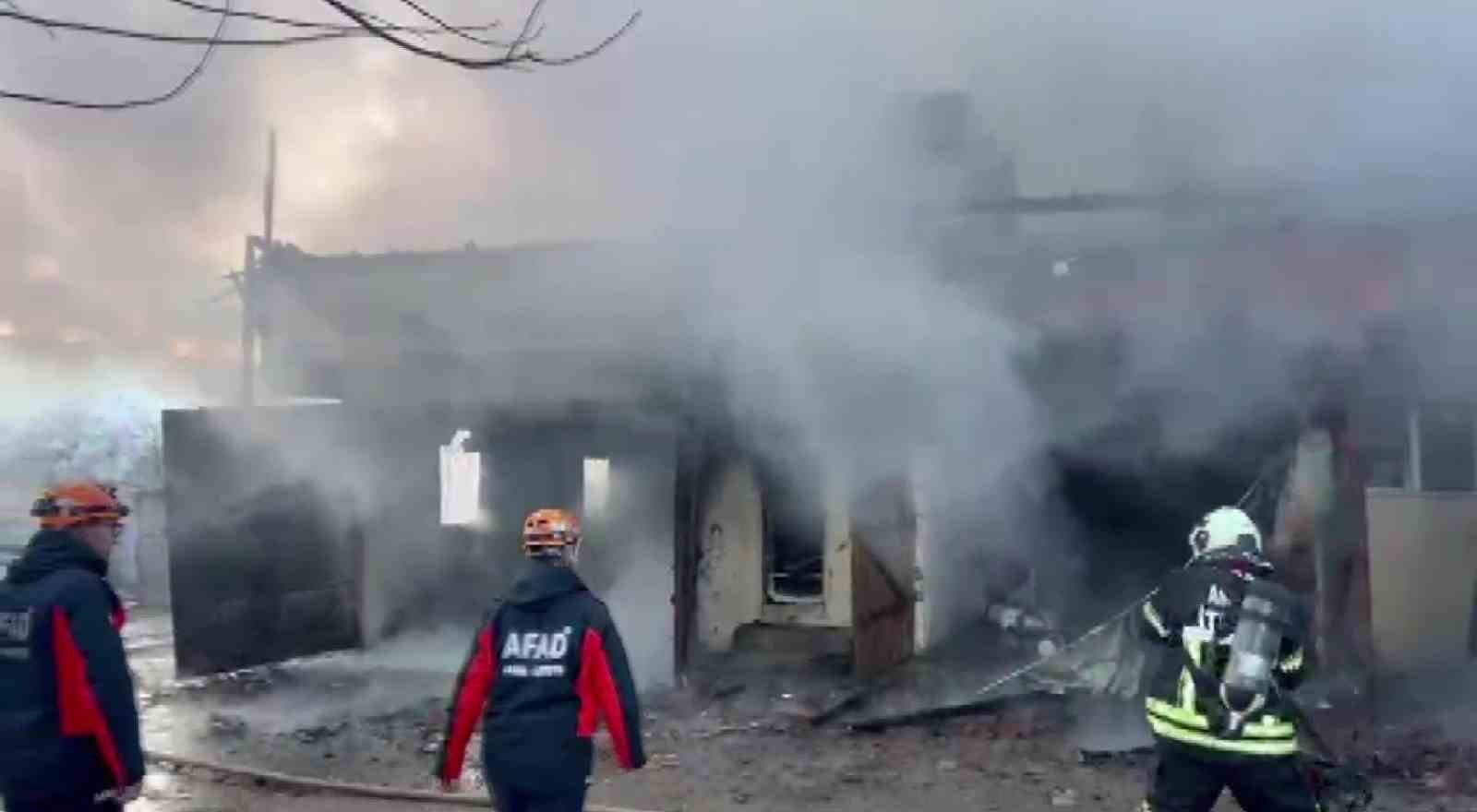 Amasya’da iki katlı ev çıkan yangında kullanılamaz hale geldi
