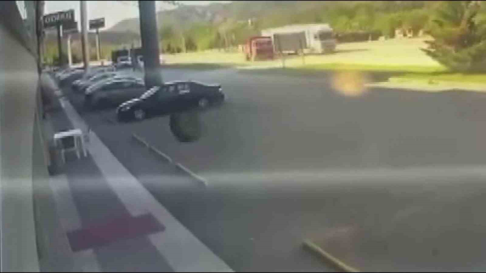 Amasya’da kamyondan kopan teker mağazaya daldı
