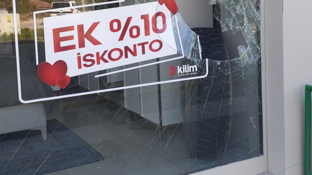 Amasya’da kamyondan kopan teker mağazaya daldı
