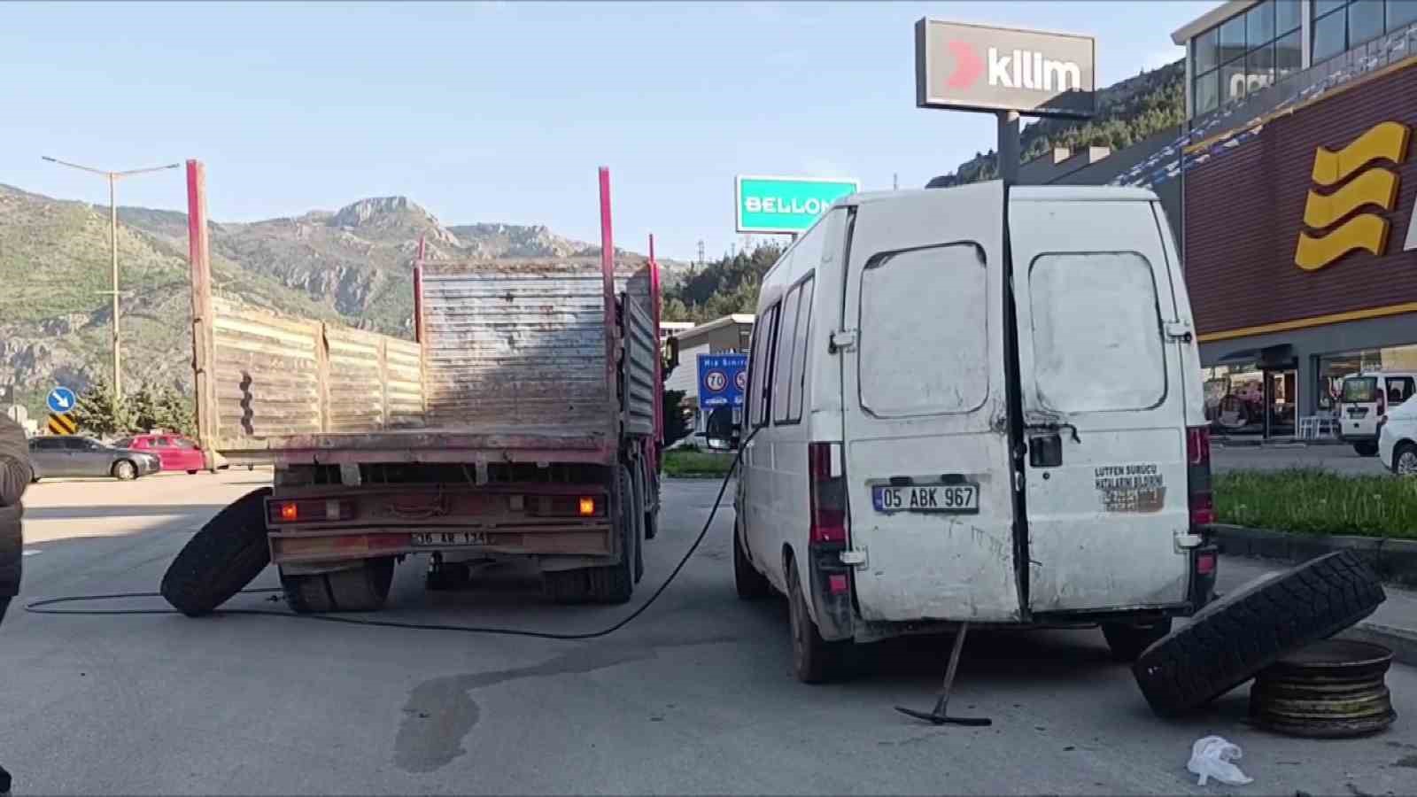 Amasya’da kamyondan kopan teker mağazaya daldı
