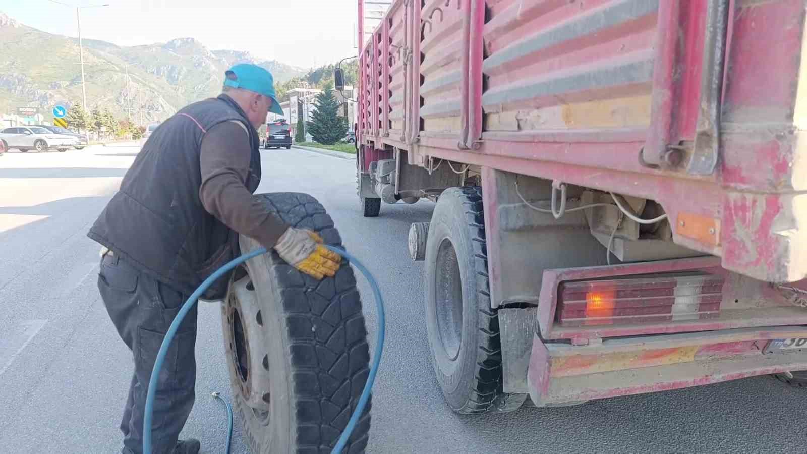 Amasya’da kamyondan kopan teker mağazaya daldı

