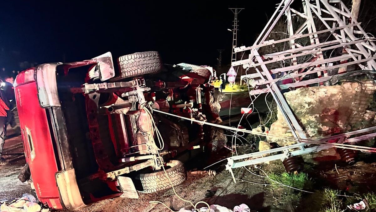 Amasya’da kamyonet çarptığı elektrik direğini ikiye ayırdı: 1 yaralı
