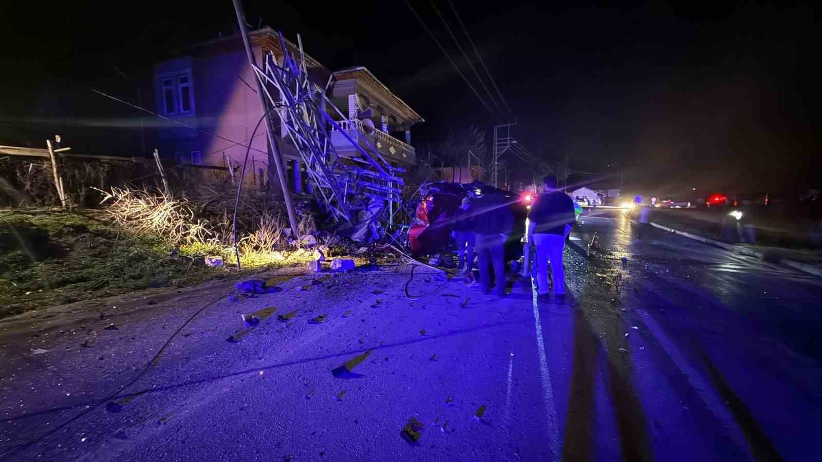 Amasya’da kamyonet çarptığı elektrik direğini ikiye ayırdı: 1 yaralı
