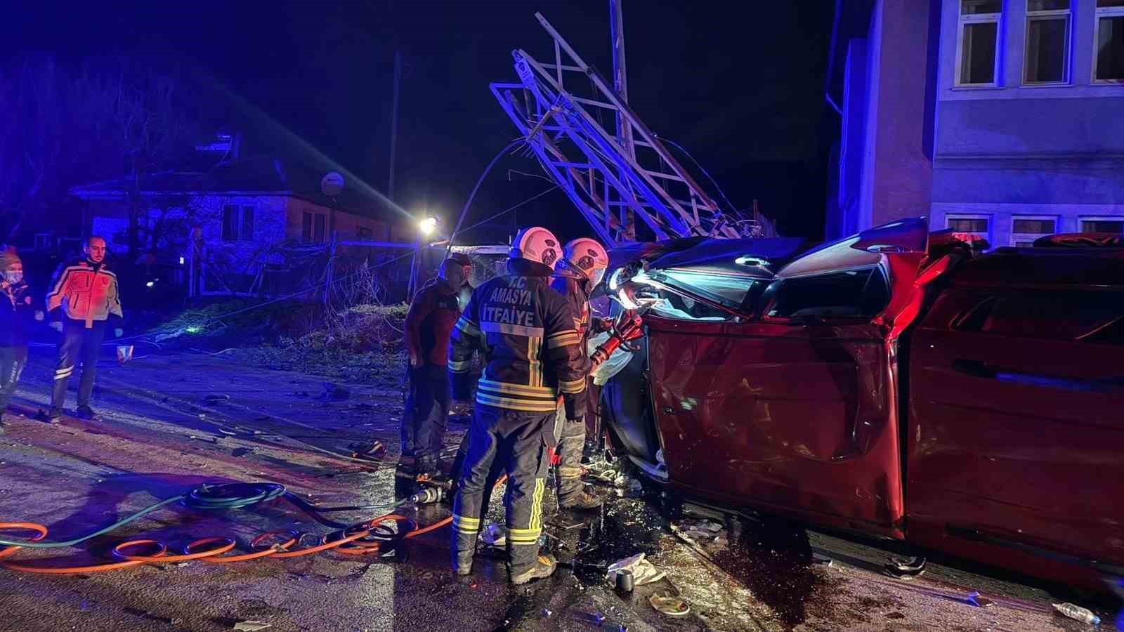 Amasya’da kamyonet çarptığı elektrik direğini ikiye ayırdı: 1 yaralı
