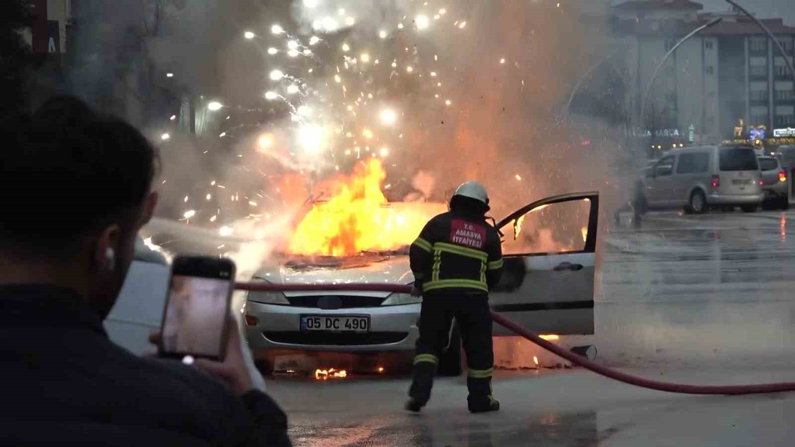 Amasya’da otomobil alev alev yandı, patlamalar korkuttu
