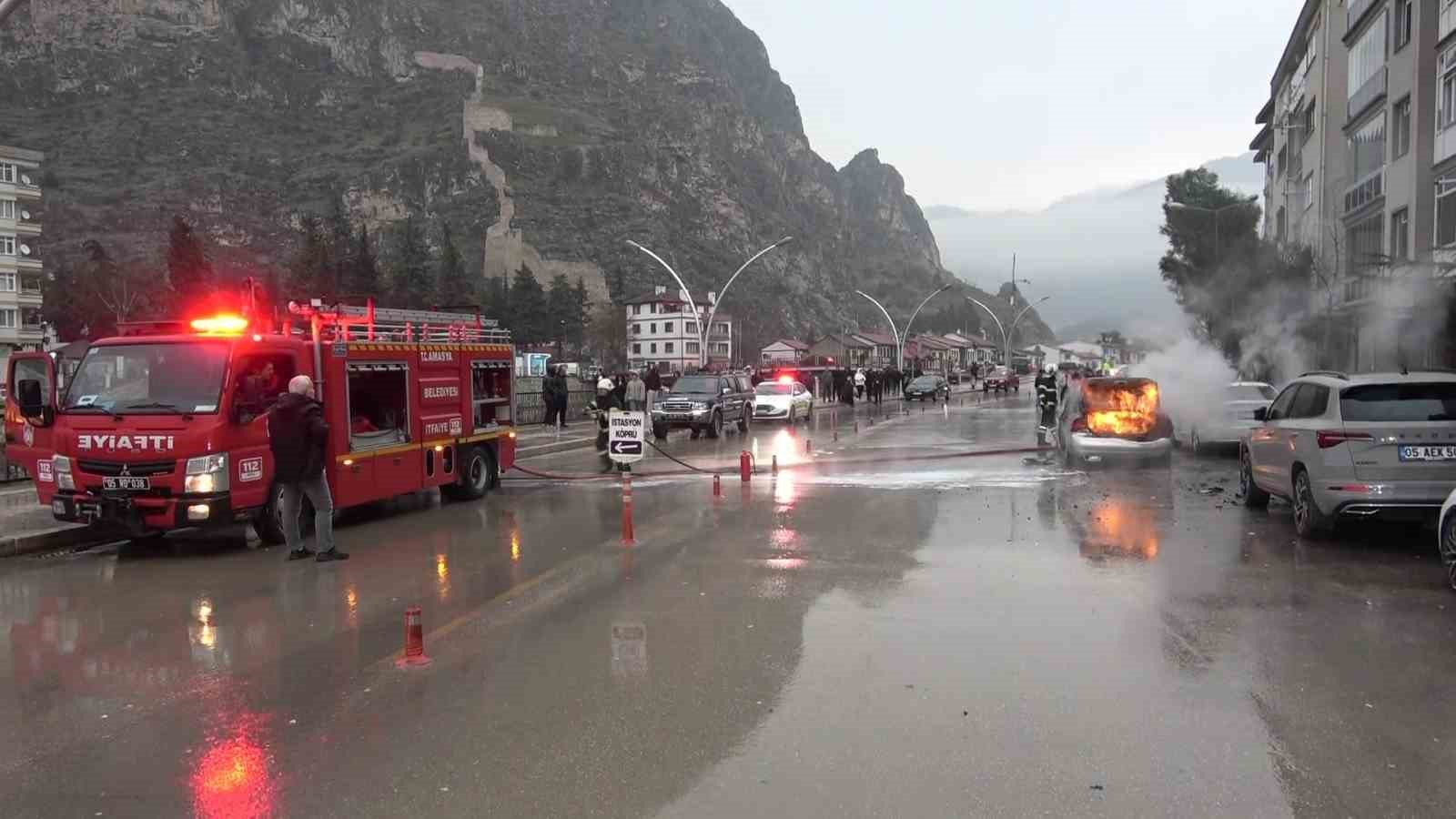 Amasya’da otomobil alev alev yandı, patlamalar korkuttu
